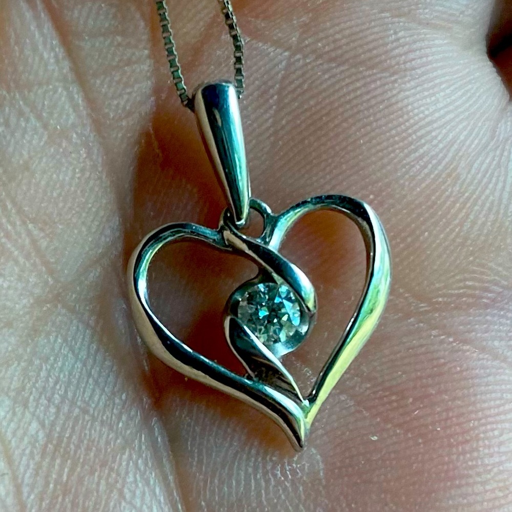 Helzberg Sirena heart necklace. 1/10 CTW. 10KW